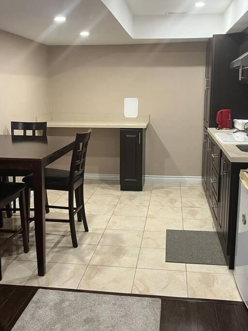 Bernie'S Basement Apartment Milton Exterior foto