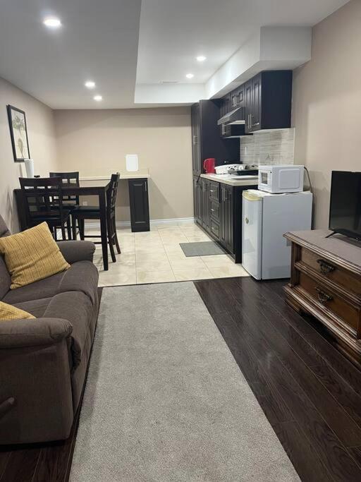 Bernie'S Basement Apartment Milton Exterior foto