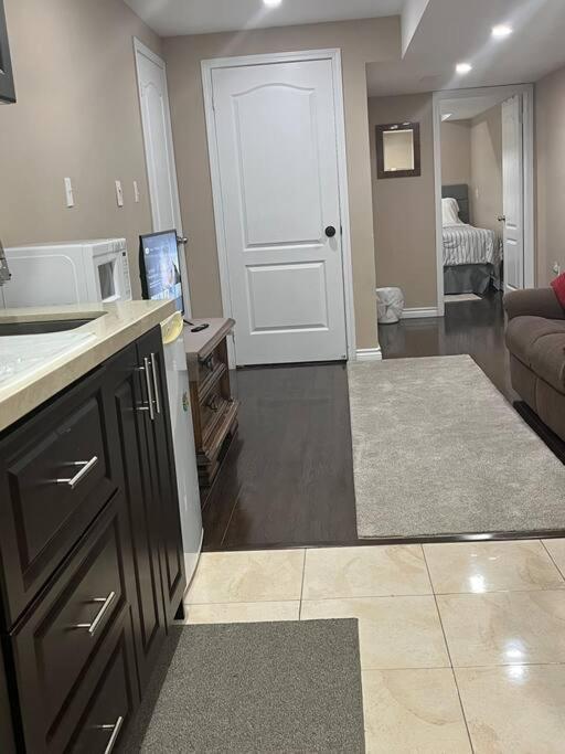 Bernie'S Basement Apartment Milton Exterior foto