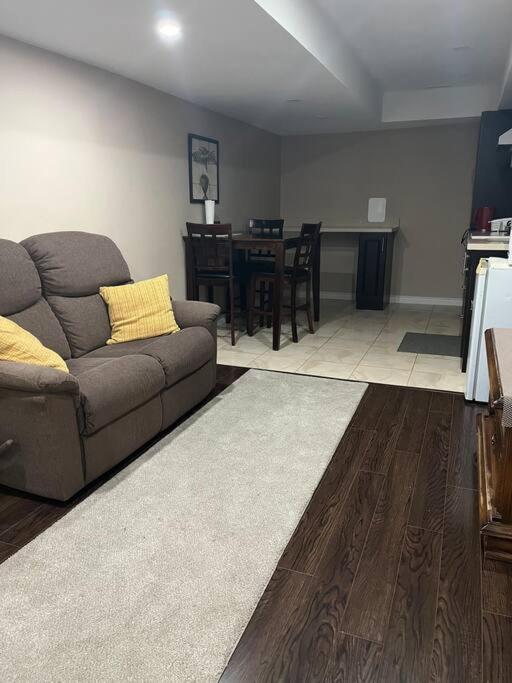 Bernie'S Basement Apartment Milton Exterior foto