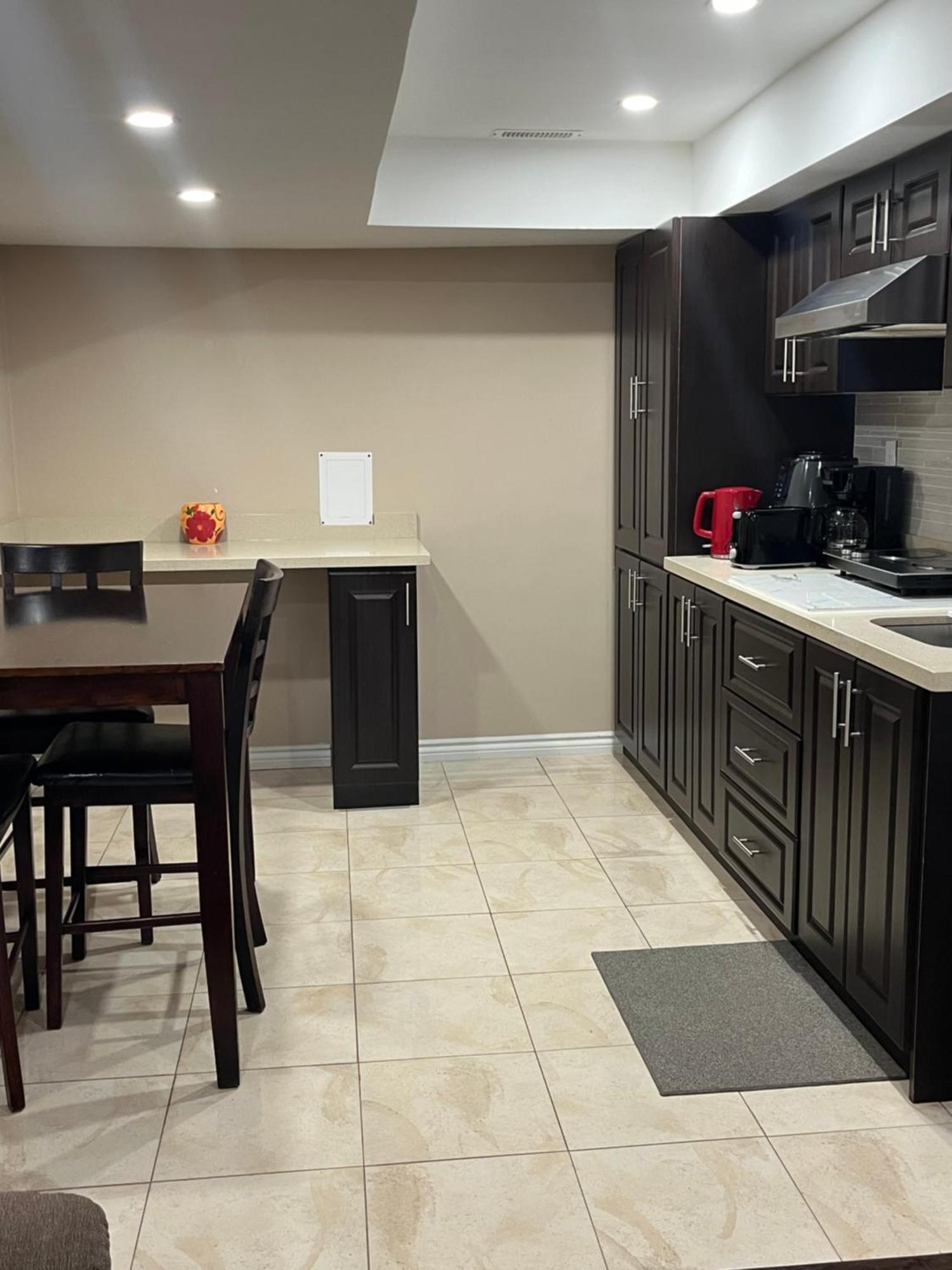 Bernie'S Basement Apartment Milton Exterior foto