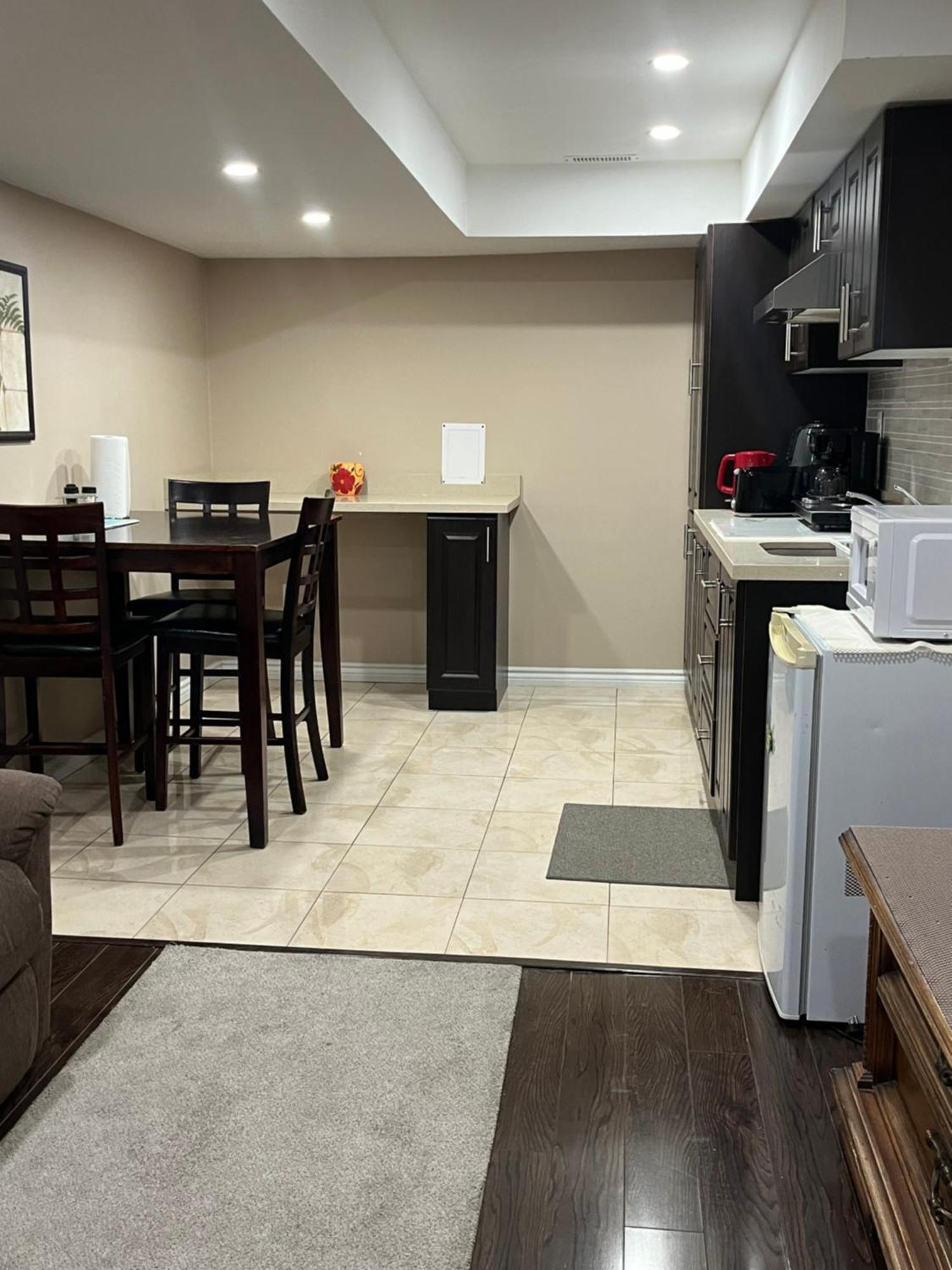 Bernie'S Basement Apartment Milton Exterior foto