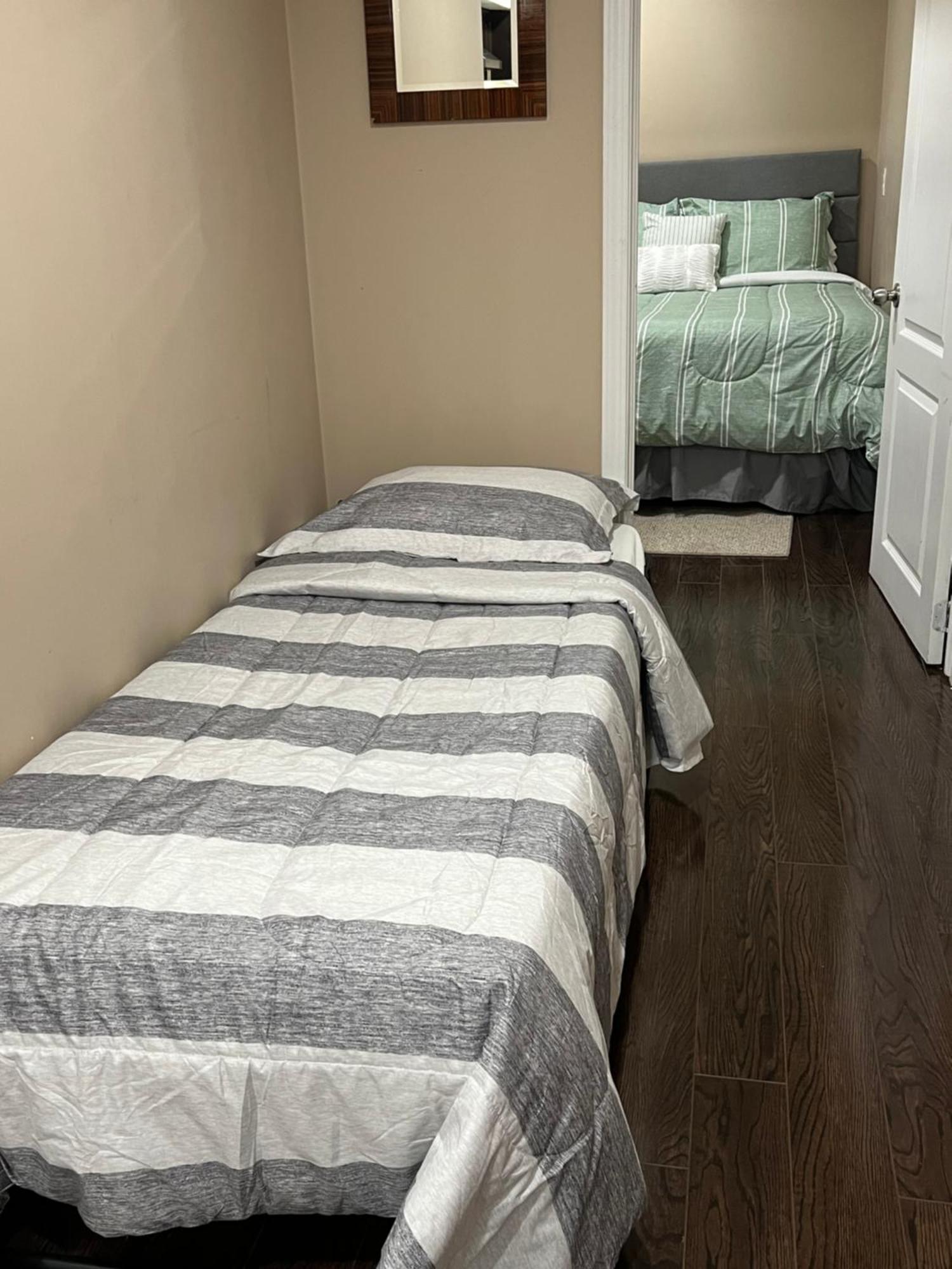 Bernie'S Basement Apartment Milton Exterior foto