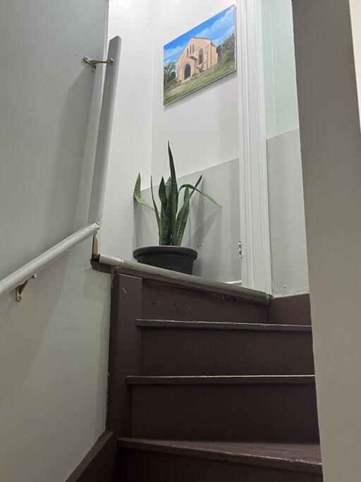 Bernie'S Basement Apartment Milton Exterior foto