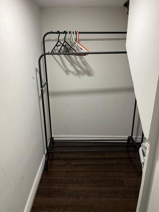 Bernie'S Basement Apartment Milton Exterior foto