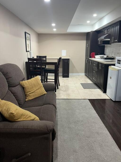 Bernie'S Basement Apartment Milton Exterior foto